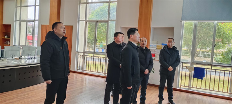 县长何斌看望慰问供水米兰体育·(中国)官方网站一线职工